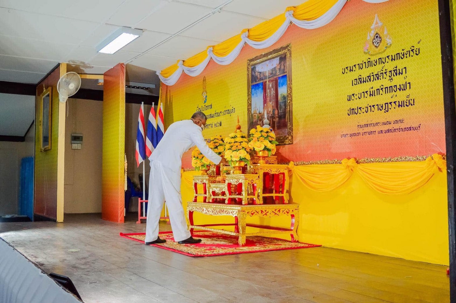 วันที่ ๒๘ กรกฎาคม ๒๕๖๓ เวลา ๐๙.๑๕ น. นายสมมาตร บารา<br>นายอำเภอสายบุรี เป็นประธานในพิธีลงนามถวายพระพรชัยมงคล<br>และพิธีถวายสัตย์ปฏิญาณเพื่อเป็นข้าราชการที่ดีและพลังแผ่นดิน