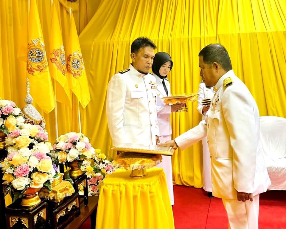 วันที่ 23 พฤษภาคม 2567 เวลา 09.00 น. องค์การบริหารส่วนตำบลตะบิ้ง นำโดย นายณัฐวุฒิ อาแวปูเตะ  นายกองค์การบริหารส่วนตำบลตะบิ้ง ได้เป็นประธานในพิธีรับพระราชทานพระบรมฉายาลักษณ์ พระบาทสมเด็จพระเจ้าอยู่หัวและสมเด็จพระนางเจ้าฯ พระบรมราชินี องค์การบริหารส่วนตำบลตะบิ้ง โดยมี คณะผู้บริหาร สมาชิกสภาองค์การบริหารส่วนตำบลตะบิ้ง พนักงานส่วนตำบล เจ้าหน้าที่องค์การบริหารส่วนตำบลตะบิ้ง เข้าร่วมพิธีรับพระราชทานพระบรมฉายาลักษณ์ในครั้งนี้  โดยองค์การบริหารส่วนตำบลตะบิ้ง จะอัญเชิญพระบรมฉายาลักษณ์ที่ได้รับพระราชทานในวันนี้ ไปประดิษฐานไว้ ณ ศูนย์พัฒนาเด็กเล็ก เพื่อแสดงความจงรักภักดีและน้อมสำนึกในพระมหากรุณาธิคุณต่อสถาบันพระมหากษัตริย์